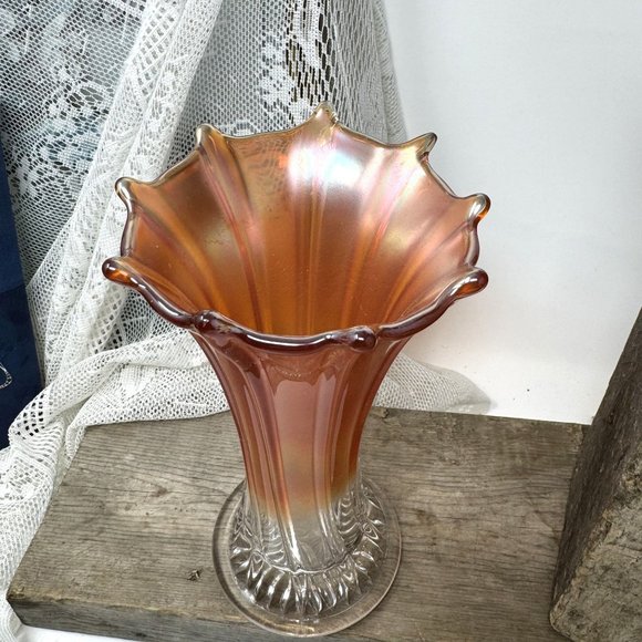 Vintage Carnival Vase 8" Tall excellent Condition - Picture 2 of 8